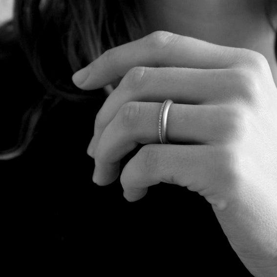 SARAH STRAUSSBERG Ivana Bangle Fine シルバー SARAH STRAUSSBERG Ivana Bangle Fine シルバー