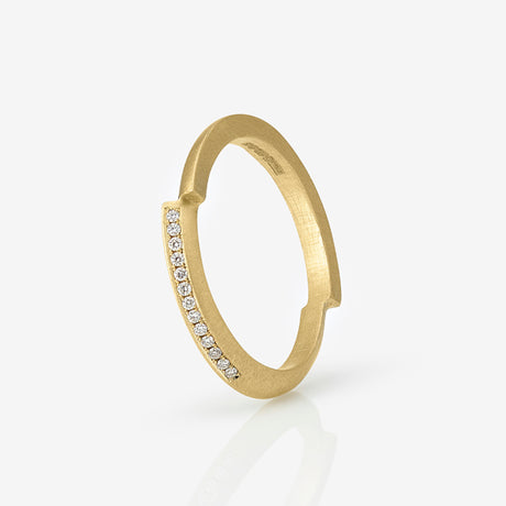 An 18ct yellow gold ring featuring a geometric offset join with round diamonds set by Sarah Straussberg