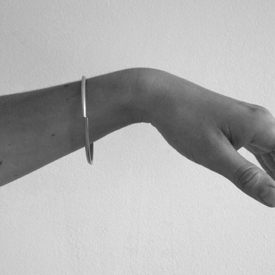 SARAH STRAUSSBERG Ivana Bangle Fine シルバー SARAH STRAUSSBERG Ivana Bangle Fine シルバー